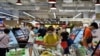 
Orang-orang berbelanja bahan makanan di supermarket setelah pengumuman akan diterapkannya pembatasan pertemuan sosial dan kegiatan publik menyusul meningkatnya kasus COVID-19 di Singapura pada 14 Mei 2021. (Foto: REUTERS/Caroline Chia)