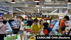 
Orang-orang berbelanja bahan makanan di supermarket setelah pengumuman akan diterapkannya pembatasan pertemuan sosial dan kegiatan publik menyusul meningkatnya kasus COVID-19 di Singapura pada 14 Mei 2021. (Foto: REUTERS/Caroline Chia)