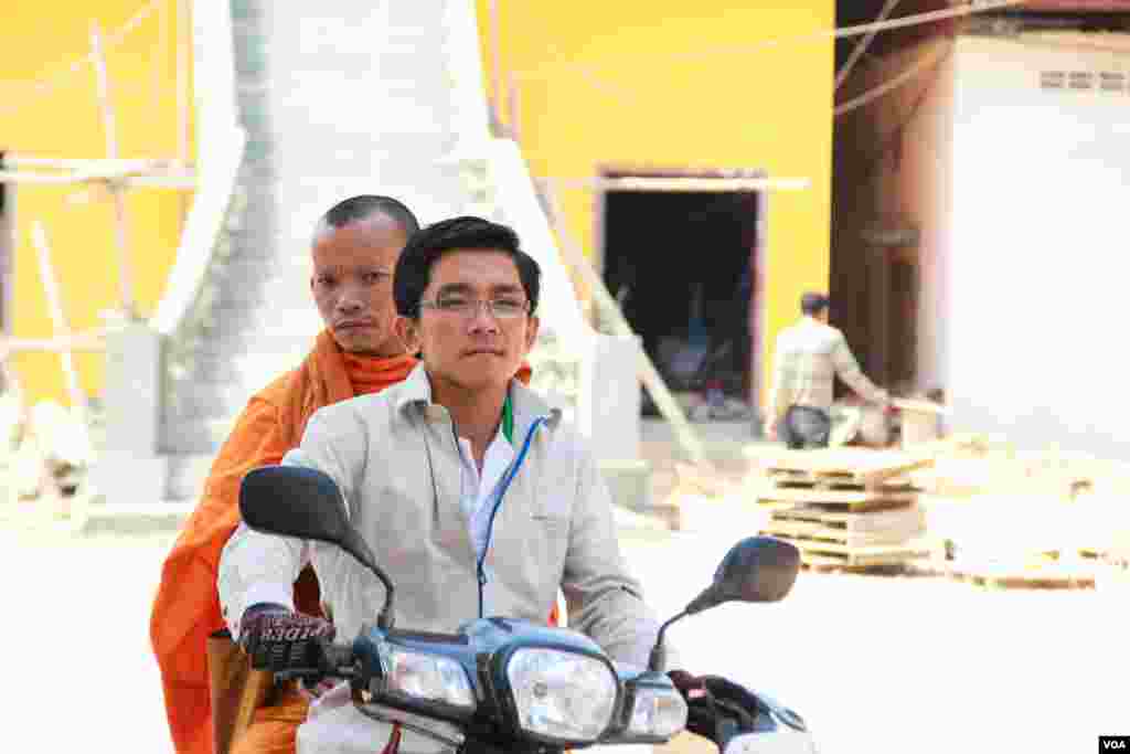 &nbsp;ព្រះ​សង្ឃ​មួយ​អង្គ​និង​កូន​សិស្ស​របស់​ព្រះ​អង្គ​ជិះ​ម៉ូតូ​ចេញ​ពី​ក្នុង​បរិវេណ​ក្នុង​វត្ត​សាមគ្គីរង្សី​ កាល​ពី​ថ្ងៃ​ទី​៥ ខែ​កុម្ភៈ​ ឆ្នាំ​២០១៥។ (នូវ ពៅលក្ខិណា/VOA)