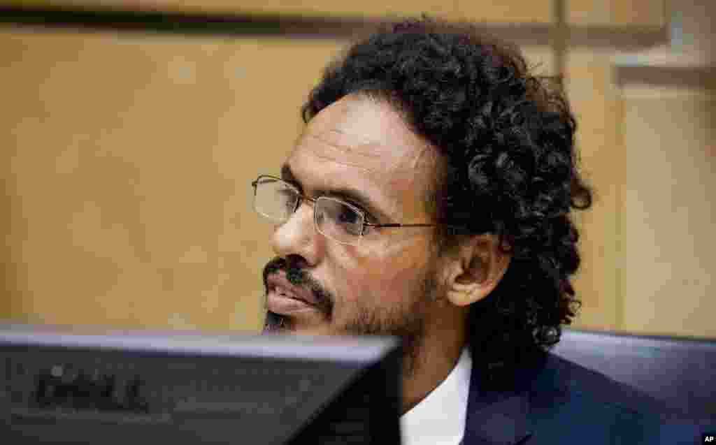 Ahmad Al Mahdi Al Faqi assis au tribunal lors de sa comparution initiale devant la Cour pénale internationale à La Haye, Pays-Bas, 30 septembre 2015.