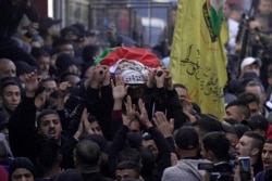 Warga Palestina di Nablus, Tepi Barat memakamkan jenazah Bakir Muhammad Musa Hashash, 21 tahun, yang tewas ditembak pasukan Israel, 6 Januari 2022 (foto: dok).