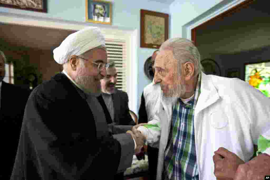 El ex líder cubano Fidel Castro, a la derecha, estrecha la mano con el presidente iraní, Hassan Rouhani, en La Habana, Cuba, el lunes 19 de septiembre de 2016.