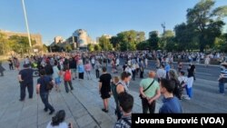 Des gens assistent à un rassemblement , défiant les mesures de confinement du gouvernement, mis en place pour endiguer la propagation de l'épidémie de coronavirus à Belgrade, en Serbie.