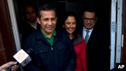 Cựu tổng thống Peru Ollanta Humala và vợ Nadine Heredia nói chuyện với báo chí khi rời trụ sở của Đảng Quốc Gia Peru ở Lima nơi họ gặp các luật sư hôm 13/7. Các công tố viên của Peru yêu cầu bắt giữ nhà cựu lãnh đạo này và vợ ông ta vì tộ rửa tiền và những cáo buộc âm mưu liên quan đến một vụ tham nhũng dính líu tới công ty xây dựng Odebrecht của Brazil.