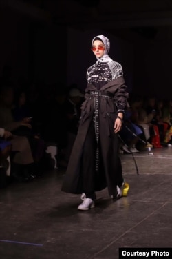 Busana karya perancang Dian Pelangi di New York Fashion Week 2019 (Courtesy: IFG).