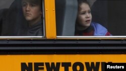 미 코네티컷주 뉴타운에서 18일 공립학교들이 수업을 재개한 가운데, 통학버스를 타고 등교 중인 학생들.