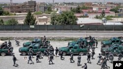 Polisi Afghanistan mengadakan patroli menjelang berlangsungnya Pemilu di negara itu hari Sabtu (14/6). 