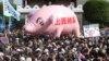 台北民众游行抗议政府允许美国猪肉进口台湾的决定。（2020年11月22日）