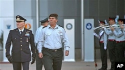 Italy's Chief of Staff Gen. Vincenzo Camporini, left, walks with Israel's Chief of Staff Lt. Gen. Gabi Ashkenazi during a welcoming ceremony in Tel Aviv, Israel, Dec 27, 2010 (File Photo)