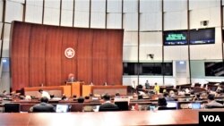 香港立法會繼續辯論西九一地兩檢無約束力議案。(美國之音湯惠芸)