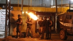 Vojnici ID-a ispaljuju suzavac na palestinske prosvjednike tijekom protuizraelskog prosvjeda zbog napetosti u Jeruzalemu, na kontrolnom punktu Qalandiya između Ramale i Jerusalima, na okupiranoj Zapadnoj obali, 11. maja 2021.