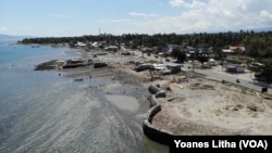 Kerusakan akibat Tsunami di pinggi pantai Teluk Palu di Kelurahan Mamboro, Palu Utara, Sulawesi Tengah, 21 Juli 2019. (Foto: VOA/Yoanes Litha)