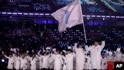 9일 강원도 평창 올림픽스타디움에서 열린 2018 평창동계올림픽 개막식에서 남북한 선수단이 한반도기를 들고 공동입장하고 있다.