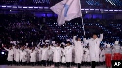 9일 강원도 평창 올림픽스타디움에서 열린 2018 평창동계올림픽 개막식에서 남북한 선수단이 한반도기를 들고 공동입장하고 있다.