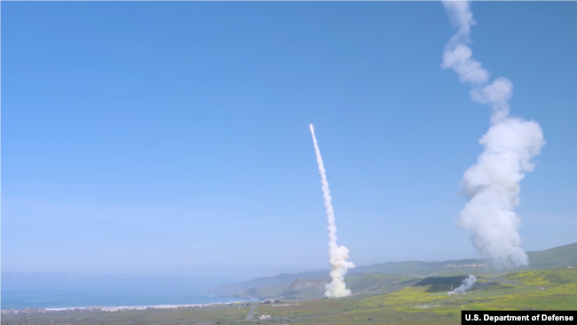 范登堡空军基地两枚拦截导弹在2019年3月25日的试验中腾空而起(美国国防部照片)