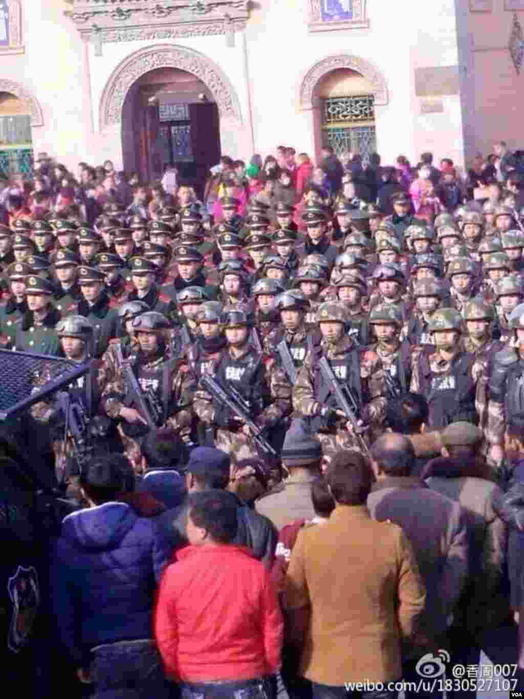 3月5日塔尔寺酥油花佛事活动当天现场照片，荷枪实弹的军警驻守寺院