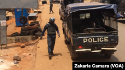 Des policiers à Conakry, en Guinée, le 22 mars 2018. (VOA/Zakaria Camara)