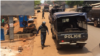 Des policiers et des manifestants lors d'une manifestation à Conakry, en Guinée, le 22 mars 2018. (VOA/Zakaria Camara)