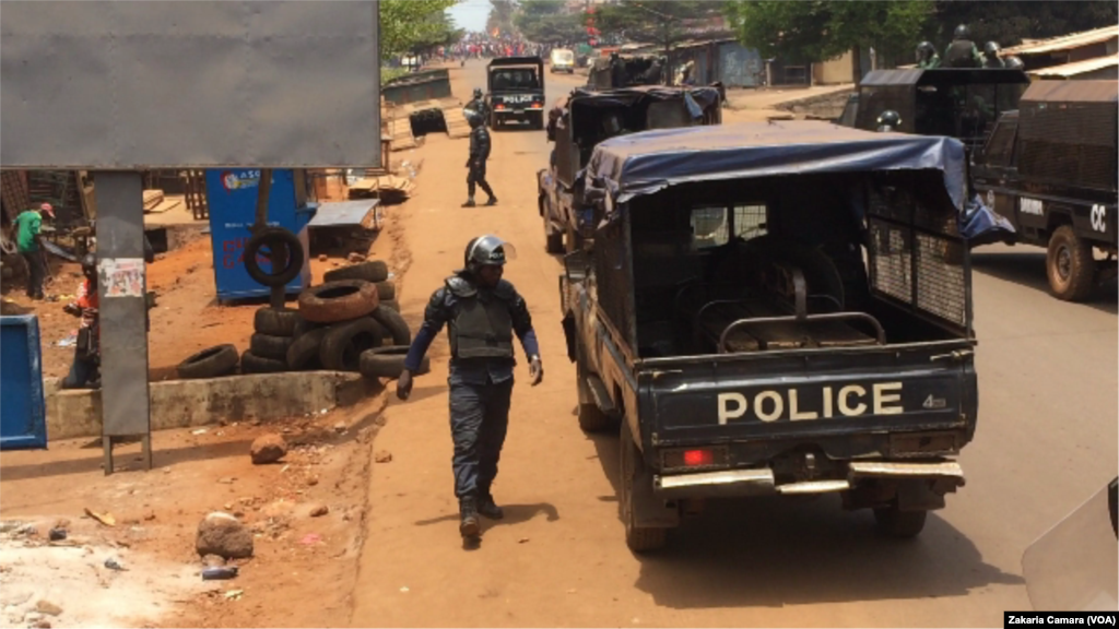 Des policiers et des manifestants lors d'une manifestation à Conakry, en Guinée, le 22 mars 2018. (VOA/Zakaria Camara)