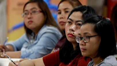 Công nhân Philippines, bao gồm các y tá sẽ đi lao động tại Anh, tham dự lớp IELTS Manila, Philippines, vào ngày 2/4/2019. 