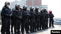 La police allemande déployée lors d’une manifestation contre le sommet du G20 à Hambourg, Allemagne, 7 juillet 2017. 