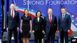마리 로이스 미국 국무부 차관보(왼쪽에서 두 번째)와 차이잉원 타이완 총통(왼쪽에서 세 번째)이 12일 '미국재타이완협회(AIT)' 준공식에 참석했다. 