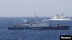 Kapal Vietnam (kiri) terlihat berdekatan dengan kapal pengawas pantai China di Laut China selatan (foto: dok).