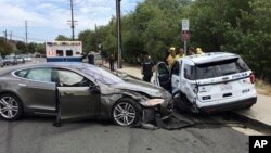 Автомобіль на автопілоті "Тесла" в'їхав у поліцейський автомобіль. Каліфорнія, 29 травня 2018 року.
