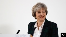 برطانوی وزیر اعظم تھریسا مے لندن کی ایک کانفریس میں یورپی یونین سے اخراج کے متعلق تقریر کے بعد رخصت ہو رہی ہیں۔ 17 جنوری 2017