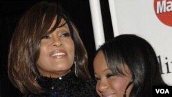 Whitney Houston (kiri) bersama puterinya, Bobbi Kristina Brown di Beverly Hills, California (foto: dok). Pihak otoritas medis AS mengumumkan hasil otopsi atas jenazah Whitney Houston.
