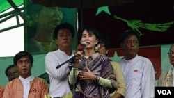 Aung San Suu Kyi berpidato di depan pendukungnya dalam salah satu kampanye (3/3).