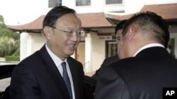 Ủy viên Quốc vụ Viện Trung Quốc Dương Khiết Trì được đón tiếp tại một khách sạn ở Hà Nội, Việt Nam, ngày 17/6/2014.