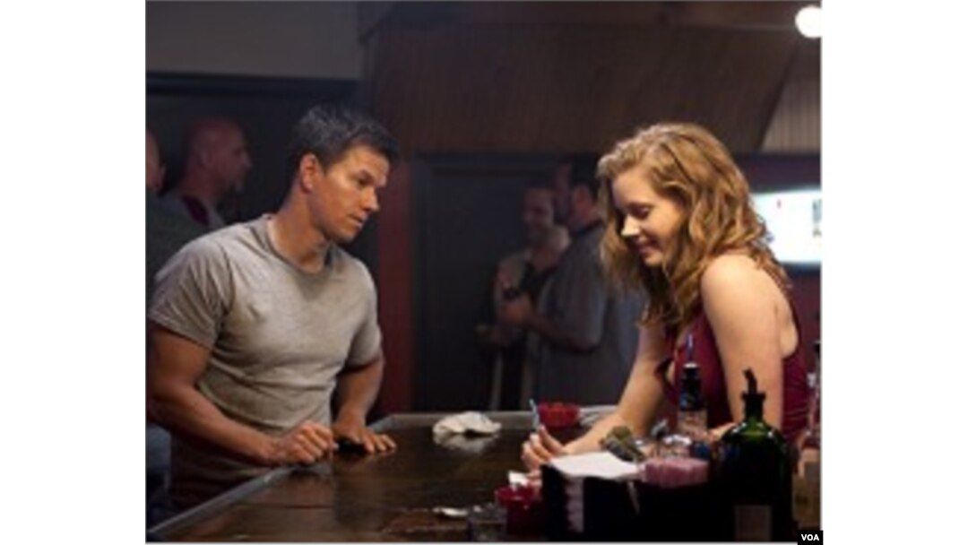 Micky Ward (Mark Walhberg) dan Charlene Fleming (Amy Adams ).