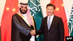 沙特阿拉伯王储穆罕默德·本·萨勒曼在北京钓鱼台国宾馆与中国国家主席习近平握手。（2016年8月31日）2016.