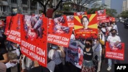 ဝန်ထမ်းတွေ CDM လှုပ်ရှားမှုမှာ ပါဝင်ဖို့ တောင်းဆိုတဲ့ ရန်ကုန်မြို့က ဆန္ဒပြမြင်ကွင်း။ (ဖေဖော်ဝါရီ ၁၅၊ ၂၀၂၁)