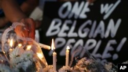 Los tributos florales continúan llegando para las víctimas de los ataques terroristas de la semana pasada en Bruselas. 