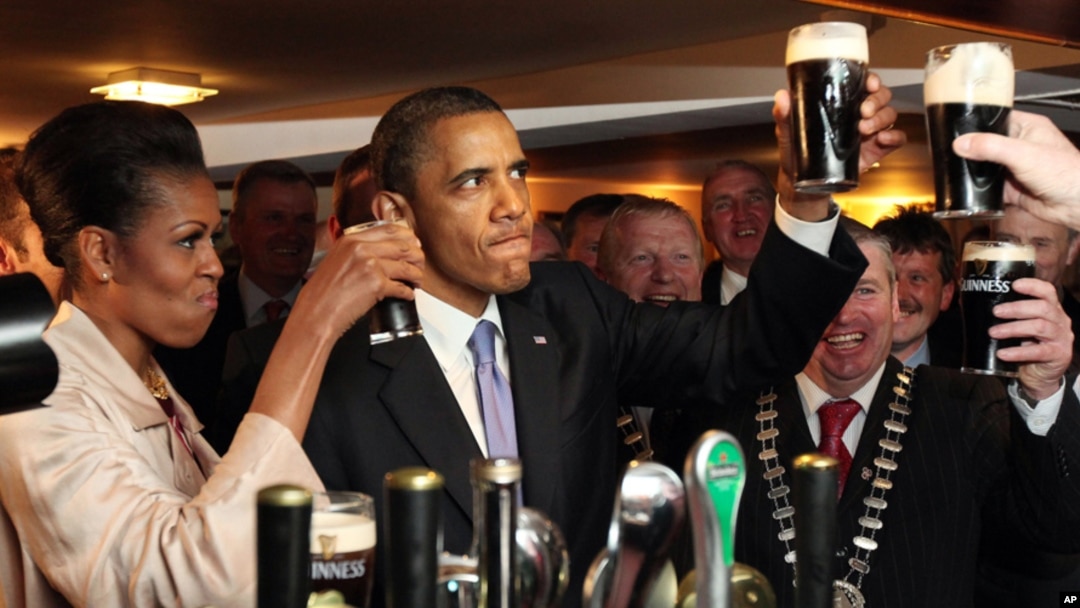 Presiden Barack Obama dan ibu negara Michelle Obama minum bir saat berkunjung ke Irlandia (foto: dok). Gedung Putih merilis resep bir buatan Obama dalam blog resmi mereka. 