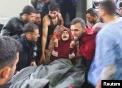 Ranjena Palestinka doneta u bolnicu Naser, nakon izraelskih udara na školu Ma'an, istočno od Kan Junisa, tokom rata između Izraela i palestinske islamističke grupe Hamas, na jugu Pojaza Gaze, 5. decembra 2023.