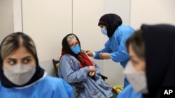 تزریق واکسن چینی به بانوی ایرانی در مجموعه «ایران مال» (آرشیو)