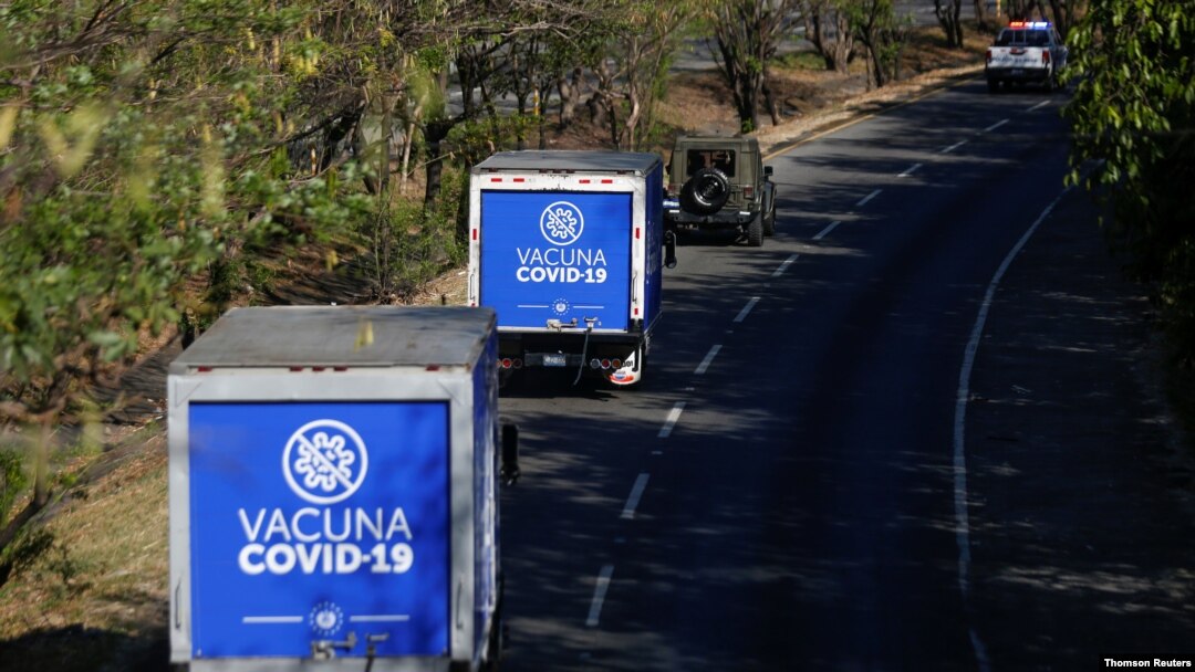 Camiones transportan vacunas contra el COVID-19 en El Salvador, el 28 de marzo de 2021.
