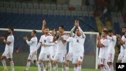 Les joueurs iraniens saluent le public d'Istanbul, Turquie, le 28 mai 2018 