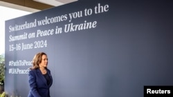 A vice-presidente dos Estados Unidos, Kamala Harris, chega ao Buergenstock Resort para a Cimeira sobre a paz na Ucrânia, em Stansstad, perto de Lucerna, na Suíça, no sábado, 15 de junho de 2024.