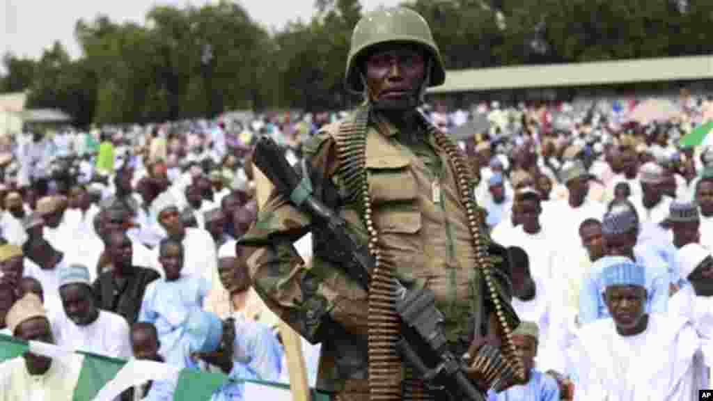 'Yan Najeriya dake arewa maso gashin kasar, mahaifar kungiyar Islama mai tsatsauran ra'ayi sun yi bikin karamar sallah ranar Alhamis da addu'o'i cikin murna da annashuwa da gaisuwar bangirma da jama'a fiye da 10,000 suka kaiwa Shehun Borno a fadarsa. 