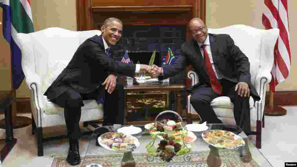 U.S. President Barack Obama shakes hands with South Africa&#39;s President Jacob Zuma during their meeting at the Union Buildings in Pretoria, June 29, 2013.