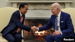 조 바이든(오른쪽) 미국 대통령과 조코 위도도 인도네시아 대통령이 13일 백악관 오벌오피스(대통령 집무실)에서 회담하고 있다.
