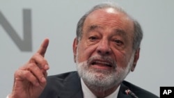 El multimillarnio mexicano Carlos Slim habla durante una conferencia de prensa en Ciudad de México el lunes 12 de febrero de 2024.