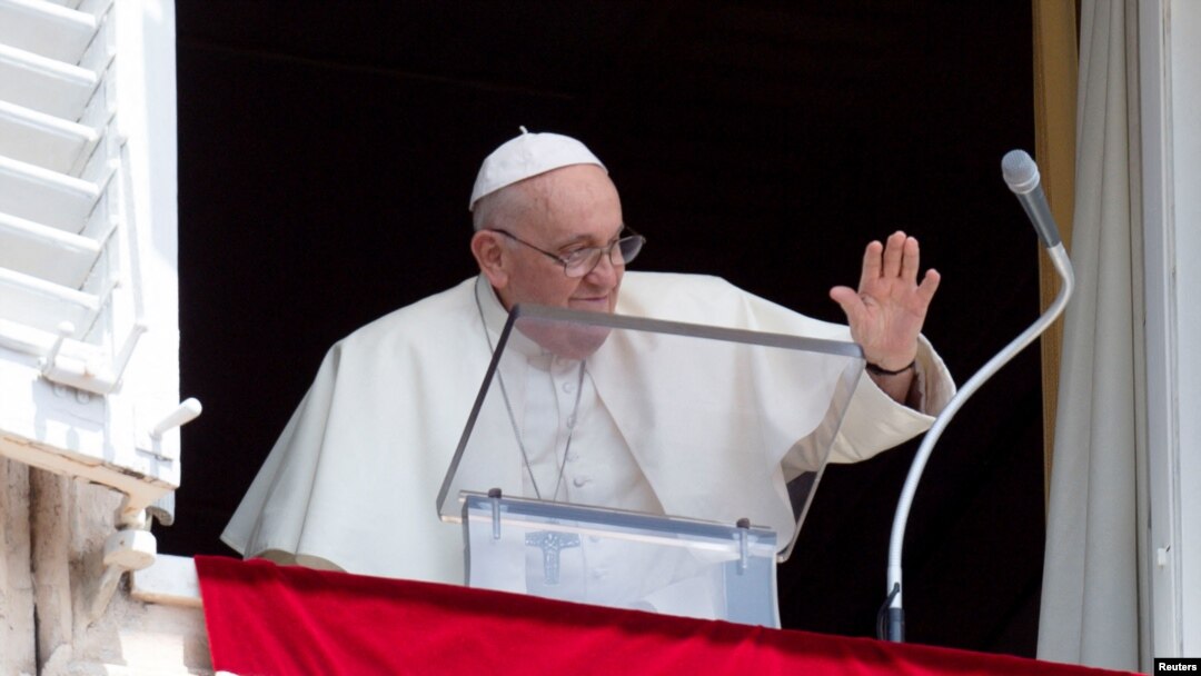 Paus Fransiskus memimpin doa Angelus di Vatikan, 30 Juli 2023. (Foto: via Reuters)