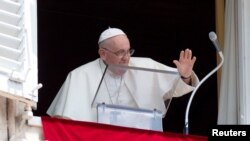 El papa Francisco saluda a los fieles en la Plaza de San Pedro durante el rezo del Ángelus el 30 de julio de 2023.