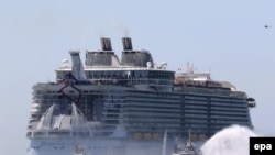 Le plus grand paquebot du monde, Harmony of the Seas, au port de Saint Nazaire, France, le 15 mai 2016. epa//EDWARD BOONE