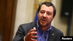 Menteri Dalam Negeri Italia, Matteo Salvini berbicara kepada media setelah serangkaian konsultasi dengan PM Italia yang baru terpilih, Giuseppe Conte, di Roma, 24 Mei 2018 (foto: Reuters/Tony Gentile)